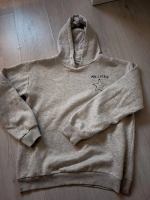 Ma Chérie hoodie  - Säljer min hoodie från Gina Tricot då den inte kommer till användning. Hoodien är ifrån Gina Tricot med ett tryck båda fram och bak där det står ”Ma Chérie”💖 Storlek 158/164 (xs) men passar S oxå (170)🎀 Banden saknas till huvan men annars är det knappt något annat tecken på slitning.