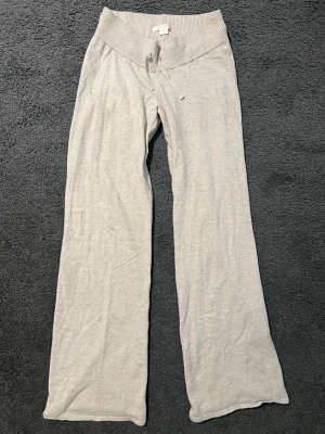 Beige mjukisbyxor  - Säljer ett par beige mjukisbyxor med bred resår i midjan. Byxorna har raka ben och perfekta för chill-look, lite noppriga. Säljer eftersom de har blivit för korta för mig.❣️