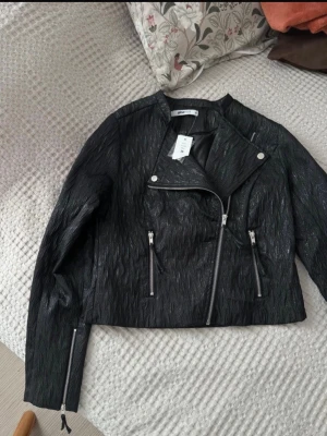 Jacka i konstläder. - Storlek : S. Material : konstläder. Aldrig använts. 🌸