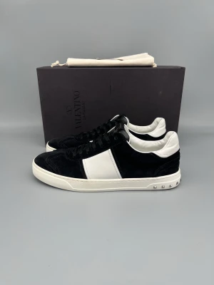 Svarta Valentino Flycrew Skor Svart Mocka - • The shoes have only been worn a few times and are in like-new condition  • Size: 43 (fits 43.5–44)  • Color: Black  • Retail price: ~5000 SEK (no longer in production, very rare)  • Box & dustbag included 
