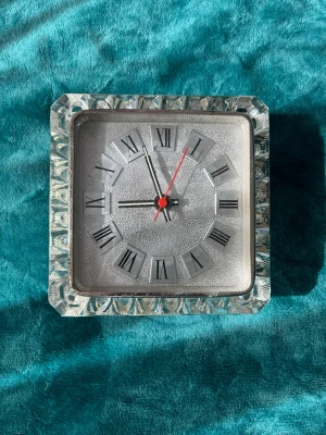RARE vintage Soviet-era Mayak (Маяк) square mantel clock featuring a heavy, faceted crystal housing and a silver-toned dial with Roman numerals - Rare old collectible vintage clock mayak ussr(cccrp)