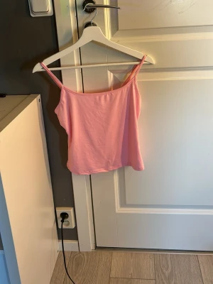 Ljusrosa linne med smala band - Hej. Jag säljer mitt rosa linne med justebara band. Passar bra till sommaren.