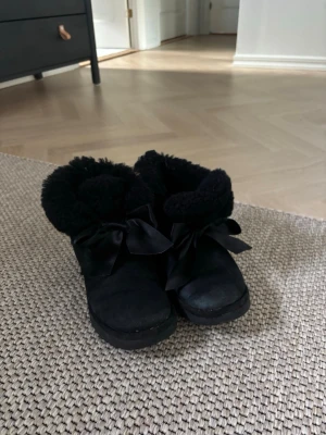 Uggs - Svarta uggs i storlek 37.