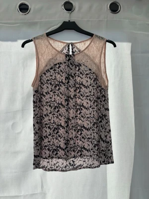 Beige spetsblus/ sommar fest topp - Jättefin rosa svart spräcklig topp med spets upptill🥰 står inte vart den är ifrån eller storlek men skulle gissa hm eller Lindex och storlek S🥰inga defekter jättefint skick