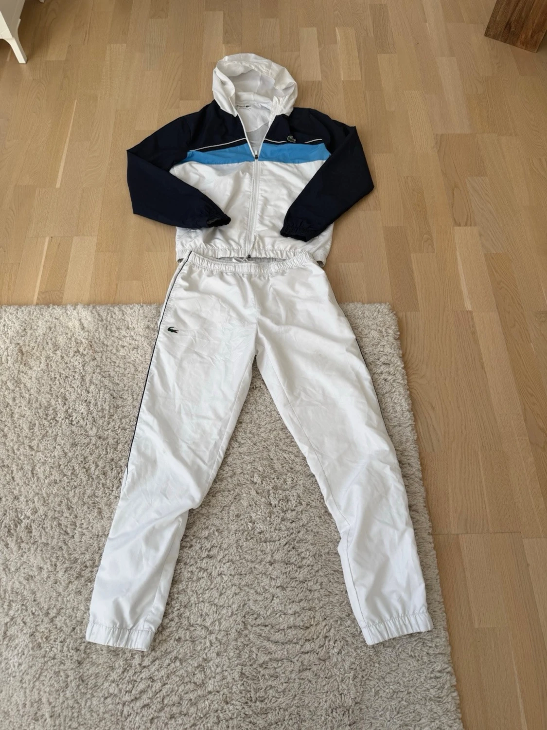 Vit och marinblå träningsdress från Lacoste
