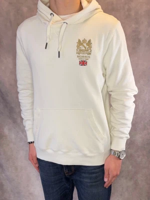 Vit Morris Hoodie - Stl L  - Riktigt fet Morris Hoodie i färgen vit! | Mycket bra skick: 9,5/10, utan defekter | Stl L | Modellen är 177cm lång och väger ca 74kg, passar längre personer bättre ca 180-190cm | Hör av dig vid frågor // Galgen 🫡