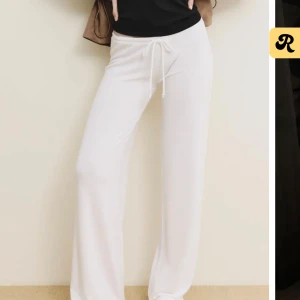 vita chill pants nelly  - Säljer ett par vita mjukisbyxor från nelly, modell chill pants. I nytt skick då de endast är provade, aldrig använda. I storlek xs. nypris är 349kr, jag säljer för 200kr. Skriv om du har frågor!💕💕