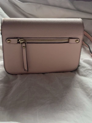 Rosa väska - Rosa väska som knappt är använd med axelremsband💕har två fack inuti, köpt på en marknad