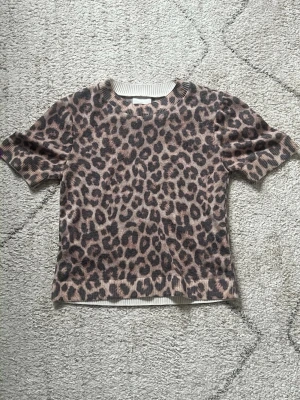 Leopardmönstrad topp med kort ärm - Snygg topp med leopardmönster i bruna och beige toner från HM i storlek XS. Den är nästan aldrig använd🥰