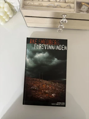 Försvinnanden av Åke Smedberg - En spännande kriminalroman av Åke Smedberg. Boken är inbunden och har svart och brun färg på omslaget. Perfekt för dig som gillar deckare och mysterier.☺️
