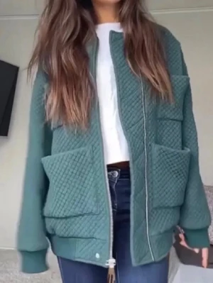 Grön quiltad bomberjacka - Säljer en super snygg grön bomber jacka från Carin Wester perfekt nu till våren! Den är i storlek xs men är oversized!