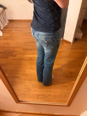Jeans med tryck - Säljer mina jeans från Gina pågrund av att jag inte använder längre. Hålet har jag gjort själv och har även tagit bort glitter som ska sitta på fickorna