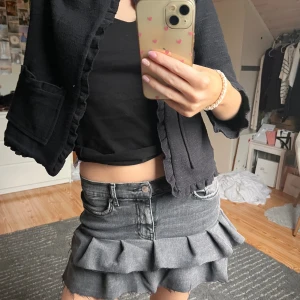 Grå volang jeans-kjol - Jätte snygg lågmidjad jeans kjol med volanger som jag själv har sytt av ett par gamla jeans från gina✂️🪡💓 Jeansen var i storlek M men när man syr om till kjol blir det något mindre så skulle säga att den är s/xs🌷