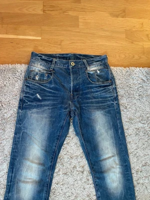 Blå G-star jeans  - Snygga G-star jeans, bra skick, riktigt snygga fades på jeansen, de är i väldigt bra skick, W28 L32, priset är ej hugget i sten.