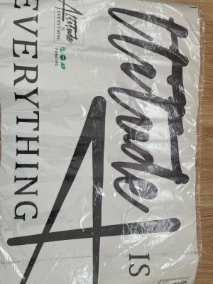 Väggdekor med text 'Attitude is Everything' - Snygg väggdekor i svart och vitt med texten 'Attitude is Everything'. Perfekt för att piffa upp väggen i sovrummet, vardagsrummet eller kontoret. Tillverkad i plastmaterial och enkel att applicera.