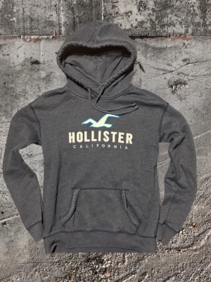 Hollister hoodie - Tjena, säljer nu en riktigt snygg och sällsynt hoodie från Hollister. Hoodien är i storleken S och är i ett mycket bra skick. Om du undrar över något är det bara att skriva!