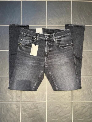 tiger of sweden jeans nya - Helt nya Tiger of sweden jeans med lappar och allt orört💯Snygg färg med skön wash och goa slitningar för riktigt bra pris jämfört med nypris på cirka 1599kr💔Skicka prisförslag och tveka inte på att skriva vid frågor!