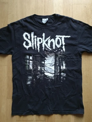 Vintage Slipknot T-Shirt | M / Medium | Hanes Retro Y2K - Äldre T-Shirt med Slipknot tryck på framsidan och baksidan.  Hanes - Heavyweight. Medium (Mått finns på bilderna!) 100% bomull.  Se bilder.  Kika in mina andra annonser!