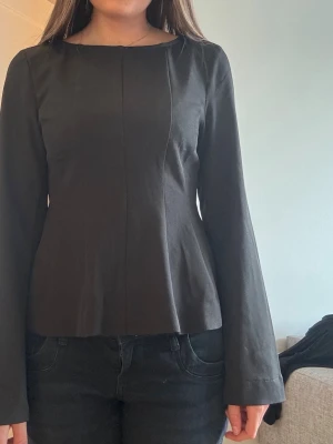 Svart långärmad blus från Pieces. - Snygg svart blus från Pieces med lång ärm och figurnära passform. Endast använd 1 gång. Storlek S. 