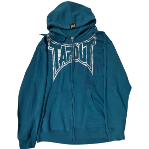 tapout hoodie - skit fet turqoiuse tapout hoodie perfekt för o få lite färg i outfitsen, snygg silvrig tapout logga o tribal print 👹👹