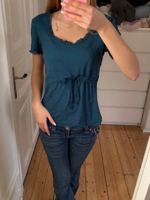 Knyttopp - Söt blå topp som man knyter där fram. Skulle säga att storleken är M, jag har xs för referens💕