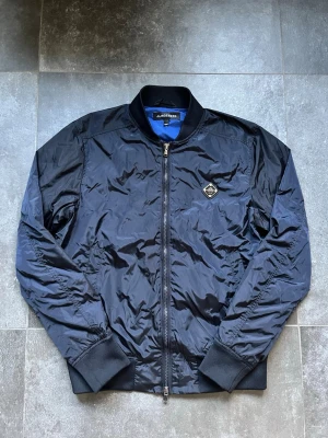 J.lindberg vårjacka  - Tjena, säljer nu denna riktigt snygga och populära J.Lindberg jackan, perfekt nu till våren, den är sjukt fräch, lite glansaktig, inga skador eller liknande, modellen på bilden är 180 cm och väger 64 kg, hör av er vid frågor och funderingar🙌🤝 