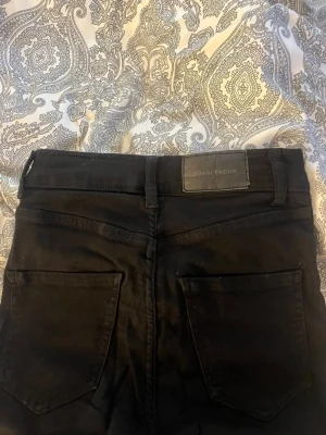 Svarta jeans från Subdued - Snygga svarta jeans från Subdued med raka ben och klassiska bakfickor. Jeansen har hög midja och är tillverkade i ett mjukt denimtyg med stretch. Perfekta för en stilren och enkel look.