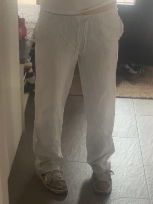 Linnebyxor - Linnebyxor med grå/vita smala ränder, jätte snygga till sommaren💕
