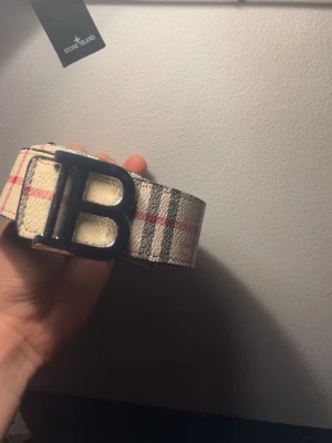 Burberry bälte - Säljer ett väldigt fint burberry bälte då det inte kommer till användning. Man kan byta sida på bältet t.ex om man vill ha svart så är det bara o vända på bucklan så det är väldigt bra, storlek 105cm