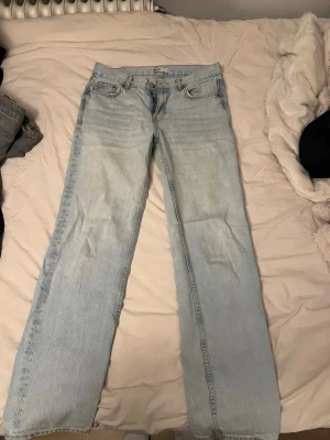 Ljusblåa wide leg jeans från Gina Tricot - Ljusblåa lågmidjade  jeans med wide leg-model