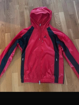 Röd och svart Jordan vindjacka - I mycket bra skick, använt 2-3 gånger 