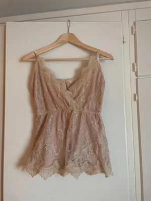 Beige spetsbody från Buc Openage - Säljer en superfin beige spets linne från Buch Openage i storlek M. Köpte på Vinted.