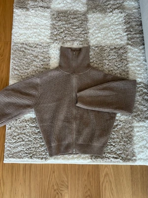 Stickad ziptröja från BikBok - En stickad tröja med dragkedja från Bikbok som inte längre går att köpa.  Perfekt både öppen över en topp eller helt stängd för att en stilren look. Mjuk, bekväm och lätt att matcha.  💬 Tveka inte att skriva vid frågor eller bud 📦 Skickar snabbt