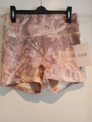 Träningsshorts - Träningsshorts/-tights från Fleo. Nya med lapp, nypris 450.
