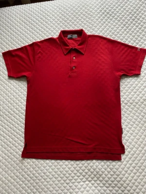 Oscar Jacobson Piké tröja Röd XL - Säljer denna feta Oscar Jacobson piké, superfräsch och passar alla outfits 🔥 Röd modell i storlek XL. Mått står nedan.  Nypris: ca 1 000–1 300 kr.  🚀 Supersnabb frakt! 🚭🐶 Kommer från rök- och pälsfritt hem  Vid intresse – skriv direkt 💬