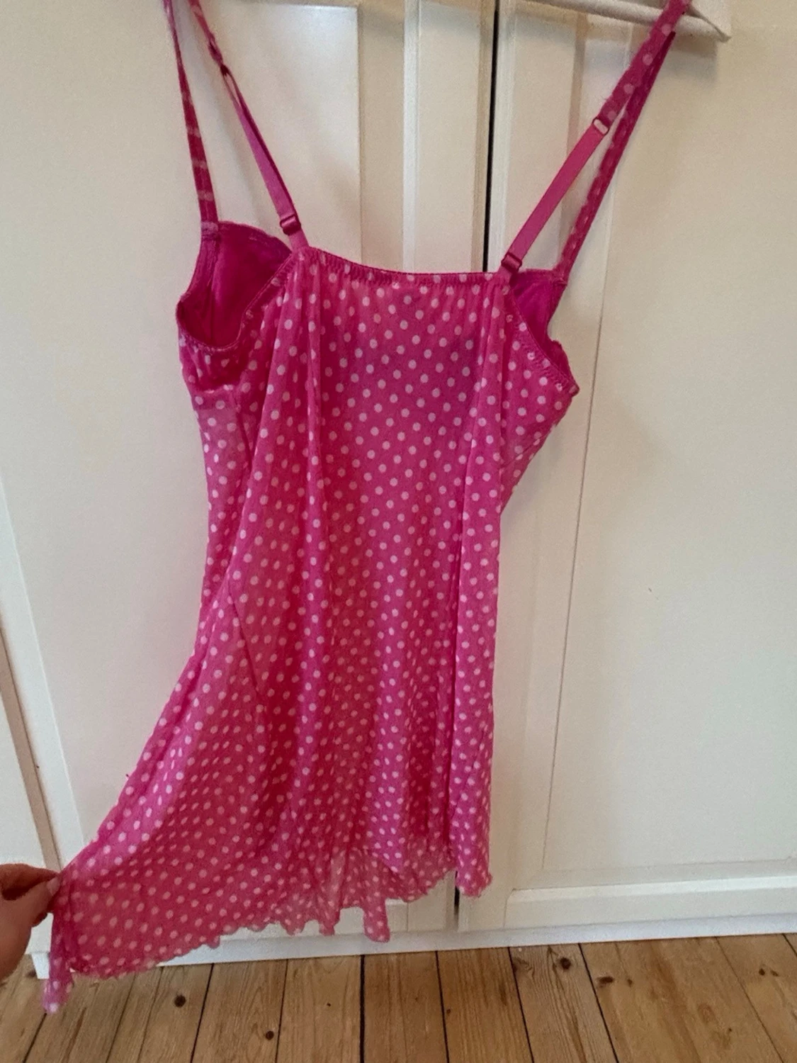 Rosa prickig klänning  - 5