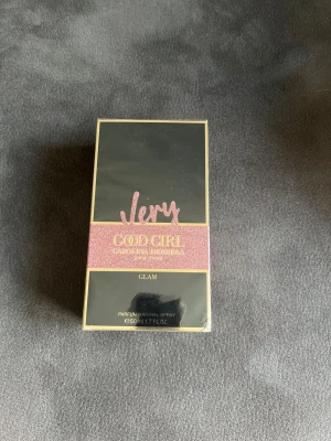 Carolina Herrera Very Good Girl  - NY oöppnad parfym med plastet fortfarande på.  Carolina Herrera very Good girl, Volym: 50 ml. 800kr med frakt 