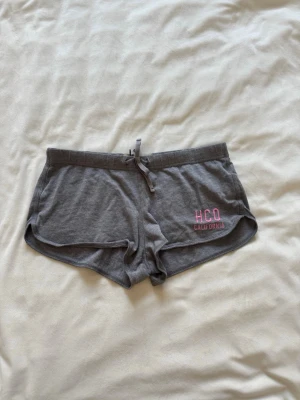 Grå lågmidjade mjukisshorts  - Grå lågmidjade mjukisshorts ifrån Hollister i storlek S! 