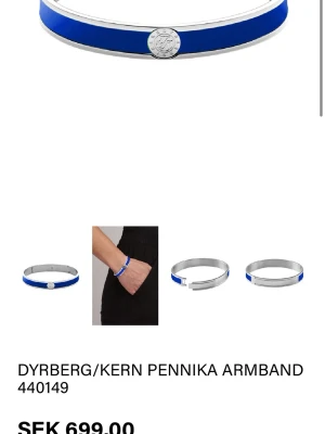 Dyrberg/Kern Pennika armband - Snyggt armband från Dyrberg/Kern i modellen Pennika. Beige med silverfärgade kanter och en rund silverdetalj med logotyp framtill. Denna färgen säljs inte längre. Armbandet har en modern, stilren design som passar perfekt till din outfit. Defekt visas på bild. Nypris 700 kr. 