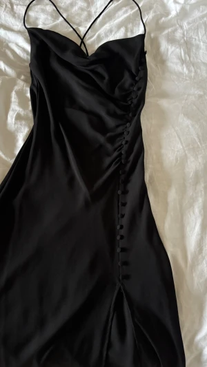 Svart festklänning  - En svart fin långklänning från Zara i storlek xs. Den har en slits och dragkedja på sidan. 