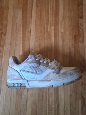 Sneakers - Skor i fortfarande ganska bra skick. DM för mer bilder eller pris diskussion.