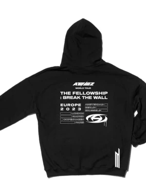 Svart ATEEZ World Tour hoodie - Svart hoodie från ATEEZ med tryck på ryggen från deras World Tour 'The Fellowship: Break The Wall' 2023. Framsidan har en liten vit stjärnlogga på bröstet. Hoodien köptes under deras konsert i köpenhamn 2023. Tror den endast såldes i one size men skulle säga att den är i storlek L. 