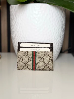  korthållare  -  Perfekt accessoar för dig som gillar lyxig och tidlös design.