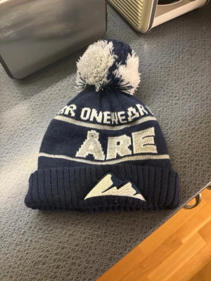 Åre mössa - Mycket fin mössa med mycket bra kvalitet den är i bra skick och välkigt skön är lite använd sen förr men inte mycket den är 2 månader gammal