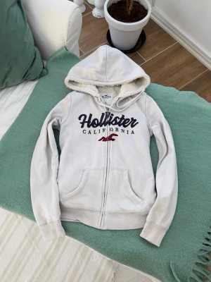 Hollister zip med foder  - Storlek XS. Tröjan är urtvättad/nopprig, därav pris. Skickas inom 24h. Se liknande plagg i min profil! 