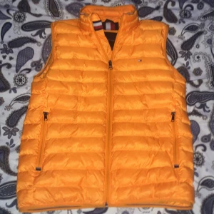 Orange väst från Tommy Hilfiger - Kostar orginelt 2800. Passar inte mig längre och är knappt använt. Pris går att diskuteras