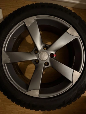 Dubbade vinterdäck 235/50 R18 med aluminiumfälgar – Ocean - Säljer 4 st dubbade vinterdäck i storlek 235/50 R18 (ET25) monterade på aluminiumfälgar (Ocean).  Däcken har bra mönsterdjup kvar och dubbarna sitter kvar i bra skick. Fälgarna har normalt slitage och mindre kantstötningar (se bilder).  Perfekt för vinterkörning på snö och is.  Pris: 3500kr Finns i Töreboda (Bara upphämtning)