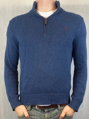 Ralph Lauren halfzip  - Riktigt soft vintage raffe halfzip. Fint skick. Något nopprig men inga andra defekter. Modellen är 185, något liten. Storlek S.