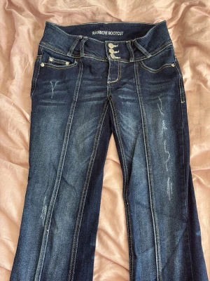 bootcut low waist vintage jeans - Säljer dessa extremt fina low waist jeansen i storlek 34 ( xs/s). Byxorna är i extremt fint skick och har coola detaljer utöver byxan. Byxorna är endast använd ett fåtal gånger och har inga defekter! Packas och postas säkert!📦💓