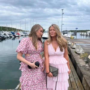 Ljusrosa långklänning med volang - Ljusrosa klänning från Bubble Room. använd endast en gång superfin perfekt till balen skrev vid frågor pris kan diskuteras